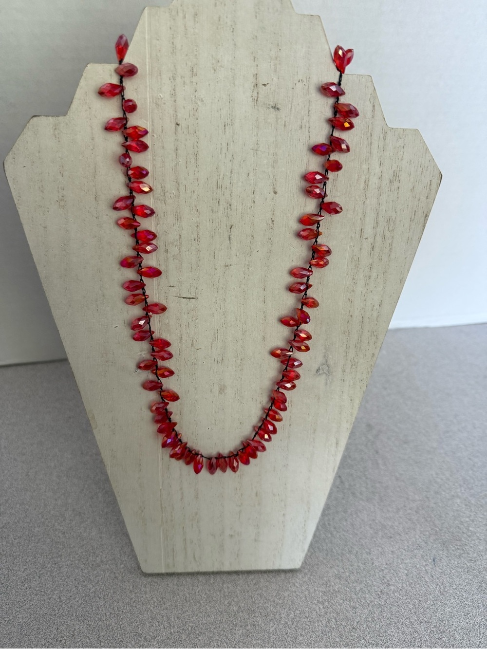 Red Beaded Women’s Necklace - Elegant Sparkle